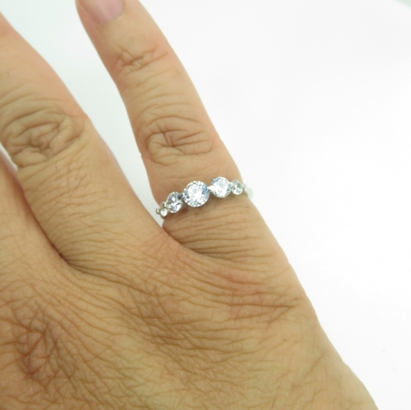 925 Silver Classic Graduated Rounds Ring - Picture 7 of 7